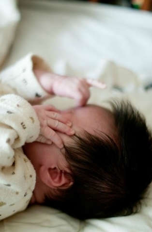 ベビー布団 まみぐうぐう の効果的な使い方と感想 赤ちゃんの寝ぐずりを改善